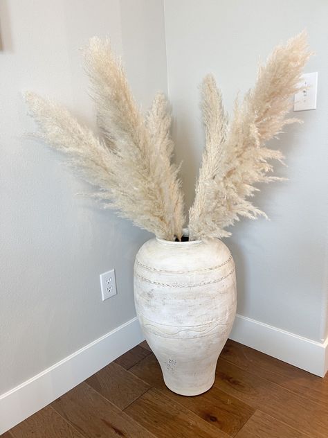 Big Vase With Pampas, Large Vase Pampas, Floor Vase With Pampas, Vase Pampas, Pampas Vase, Big Vase, Floor Vase Arrangement, Floor Vase Decor, Coastal Flooring