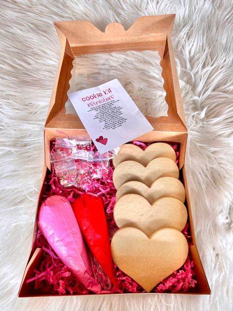 Valentines Cookie Kits, Ideas San Valentin Reposteria, Valentine Cookie Kit, Valentines Cakes And Cupcakes, Bakery Business Plan, Cookie Kits, Valentines Day Baskets, Valentines Baking, Birthday Party Treats