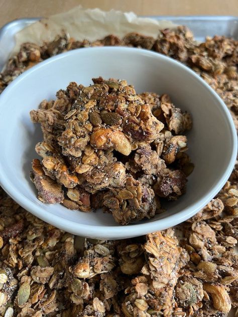 Healthy Date Caramel Nut and Seed Granola Carnival Cruise Granola Recipe, Healthy Date Caramel, Date Granola, Dessert Person, Seed Granola, Breakfast Simple, Pumpkin Spice Granola, Granola Ingredients, Date Caramel