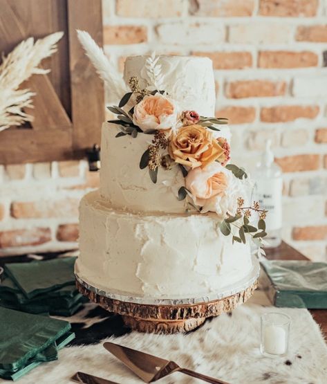 Apricot Wedding, Boho Wedding Cake, Love Autumn, Hill Wedding, Wedding Cake Table, Fall Wedding Cakes, White Wedding Cake, Wedding Cake Inspiration, Wedding Cake Designs