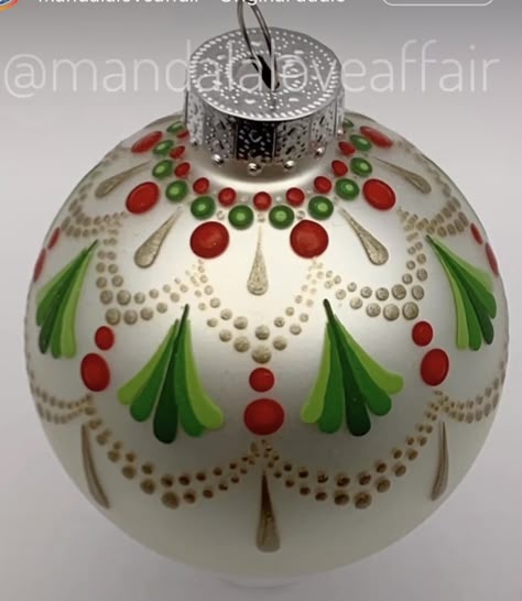 How To Paint Ornament Balls, Dot Christmas Ornaments, Painting Christmas Balls, Dotting Patterns, Dot Ornaments, Diy Christmas Baubles, Christmas Ball Ornaments Diy, Homemade Christmas Ornaments Diy, Diy Christmas Ball