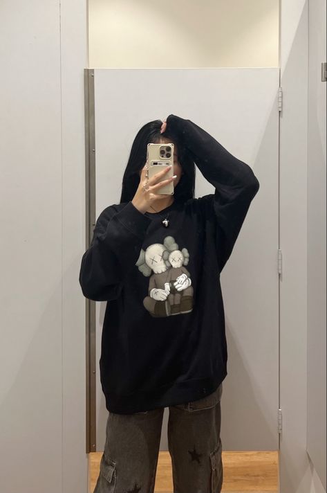 kaws x uniqlo collab , sweatshirt , oversized , outfit inspiration, fit inspo , cargo pants, mirror selfie, acubi fashion , grunge , y2k, fall outfits, outfit ideas, outfit inspo fall Sweatshirt With Cargo Pants, Cargo Pants Sweatshirt Outfit, Uniqlo Cargo Pants Outfit, Kaws Outfit, Uniqlo Fits, Funky Fits, Uniqlo Outfit, Y2k Fall Outfits, Acubi Fashion