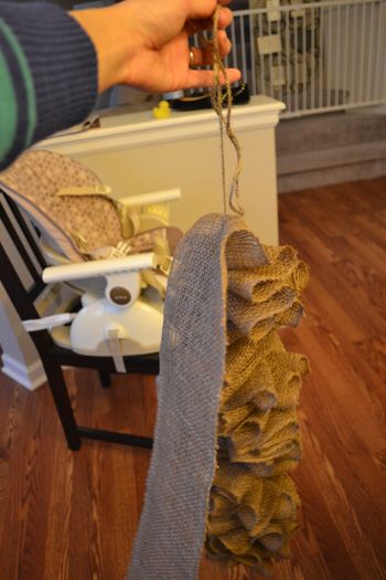 Fall Mesh Garland, Mantel Flowers, Diy Fall Garland, Burlap Halloween, Diy Garlands, Mesh Garland, Burlap Mesh Wreath, Burlap Garland, Fall Fireplace