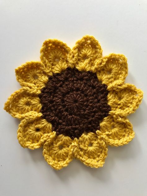 Sunflower Afghan, Sunflower Applique, Crocheted Sunflower, Beau Crochet, Crochet Applique Patterns Free, Crochet Flowers Easy, Confection Au Crochet, Crochet Flowers Free Pattern, Crochet Coaster Pattern