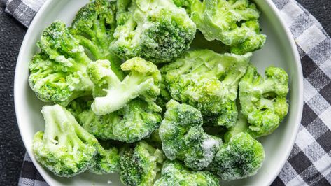 Rehabilitate and revive frozen broccoli's good name with this simple technique. You can then keep it simple or get creative with your favorite seasonings. Freezing Broccoli, Blanch Broccoli, Freeze Broccoli, Roast Frozen Broccoli, Storing Onions, Vegetable Ideas, Preserving Recipes, Creamy Broccoli Soup, One Pan Pasta