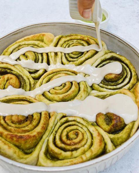 Vegan VANILLA MATCHA ROLLS! Who’s down? Tag a friend and grab the recipe below! Perfect for this weekend ❣️ Vanilla matcha rolls INGREDIENTS: 3/4 cup unsweetened almond milk 1 packet instant (or rapid-rise) yeast... Fluffy Vegan Cinnamon Rolls, Matcha Vegan, Mexican Fruit Salads, Healthy Bakes, Fluffiest Cinnamon Rolls, Pecan Milk, Vegan Apple Pie, Vegan Cinnamon Rolls, Matcha Recipe