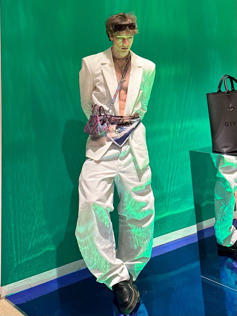 marlon__noah on insta (vivienne westwood, classy) Vivienne Westwood Suit Mens, Marlon Noah, Vivienne Westwood Menswear, Vivienne Westwood Suit, Vivienne Westwood Men, Wedding Week, Formal Mens Fashion, Gay Fashion, Men Fashion Show