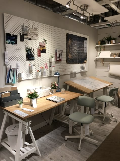 Design Studio Workspace Creative, Big Table Office, Home Atelier Workspaces, Mittback Ikea Desk Hack, Office And Hobby Room, Graphic Design Office Studio, Graphic Design Studio Workspaces, Art Studio Ideas Workspaces, Workshop Room Design