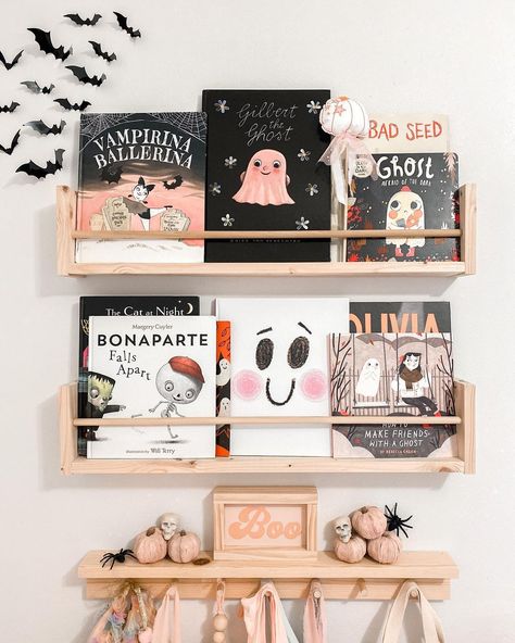 Book Shelfie, Pumpkin Wand, Halloween Bookshelf, Bookshelf Decor Ideas, Holiday Bookshelves, Halloween Library, Halloween Decor Indoor, Girly Halloween, Kids Bookshelf