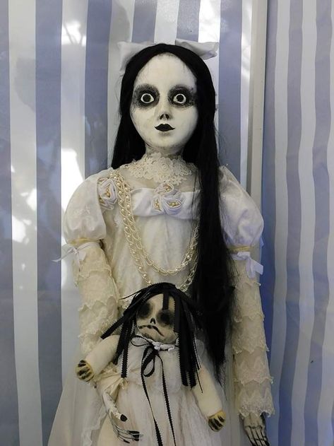 Creepy Old Dolls, Halloween Costumes Creepy Doll, Halloween Barbie Dolls Diy, Possessed Doll Costume, Scary Doll Halloween Costumes, Halloween Dolls Creepy, Creepy Doll Diy, Haunted Doll Costume, Creepy Halloween Dolls