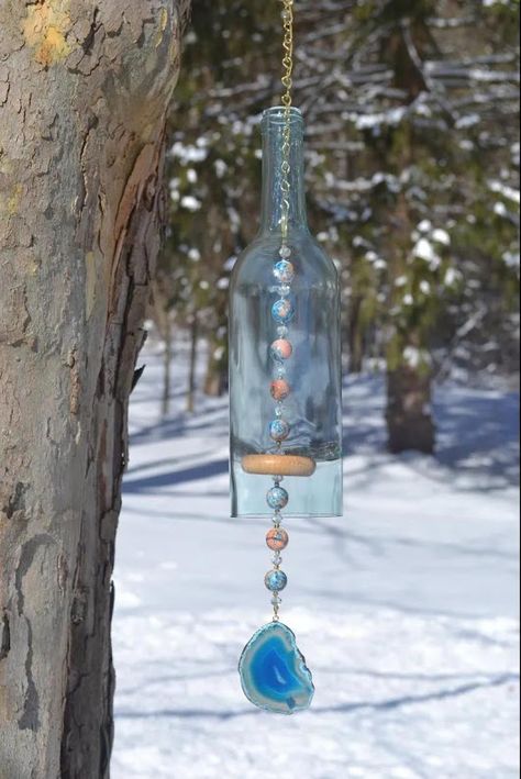 DIY | The glass bottle is such a useful and beautiful creative material, it would be a pity to throw it away! Wine Bottle Windchimes, Wine Bottle Chimes, Bottle Wind Chimes, Bottle Chimes, Clear Wine Bottle, Bottle Hanging, Wind Chimes Homemade, Wine Bottle Wind Chimes, Rings Beads