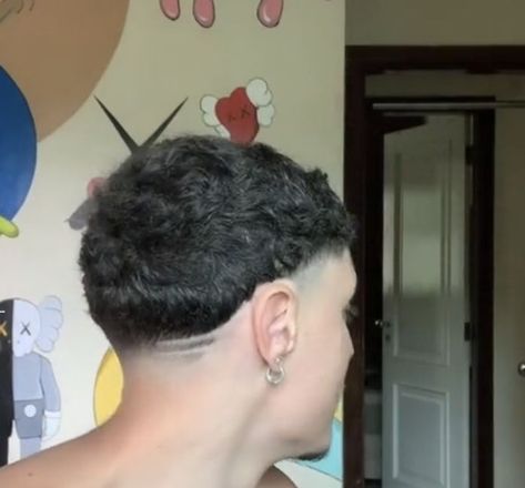 Corte americano em cabelo curto Haircut Designs For Men, Fade Haircut Designs, Taper Fade Curly Hair, Beard Cuts, Mens Hairstyles Curly, Curly Hair Fade, Mens Haircuts Short Hair, Mens Hair Colour, Tapered Haircut