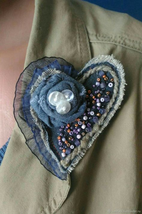 Denim Crafts Diy, Fiber Art Jewelry, Blue Jeans Crafts, Fabric Brooch, Denim Jewelry, Fabric Hearts, Denim Flowers, Fiber Jewelry, Denim Crafts