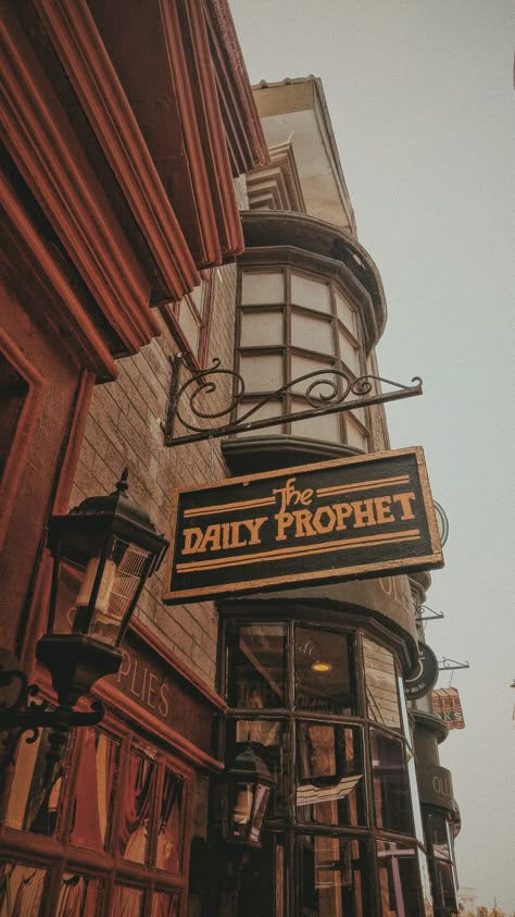 Daily Prophet Aesthetic, Harry Potter Fall Wallpaper, Harry Potter Autumn Aesthetic, Wizarding World Aesthetic, Harry Potter Fall Aesthetic, Gryffindor Wallpaper, The Quibbler, The Daily Prophet, Harry Potter Order