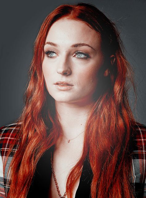 Sophie Turner Vanessa Mazur, Sophia Turner, Long Layered Bob, Oc Aesthetic, Gold Hair Colors, Hair Color Rose Gold, Hair Blond, Beautiful Red Hair, Lob Hairstyle