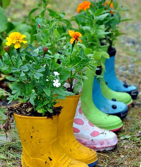 Adorable Rain Boot Planter Ideas Cute Garden Ideas, Flower Boots, Cottage Shabby Chic, Upcycle Garden, Deco Nature, Children's Garden, Have Inspiration, School Garden, Garden Containers