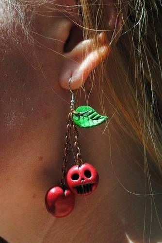 I simply adore these! Cherry Skulls, Diy Skeleton, Crea Fimo, Large Pearl Earrings, Halloween Clay, Skeleton Earrings, Creation Art, Kawaii Jewelry, Clay Jewelry Diy