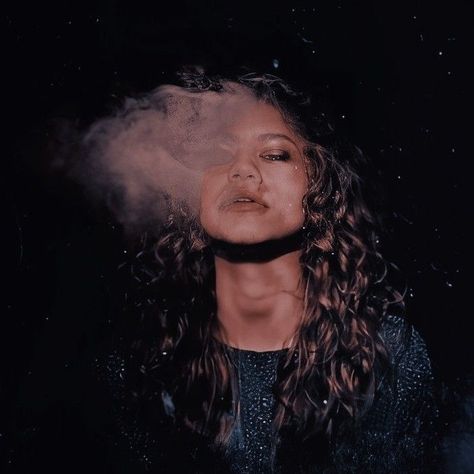 ‘Euphoria’ Rue Season 2 E1 Euphoria Series, Backgrounds For Phones, Zendaya Euphoria, Aesthetic Profile, Picsart Edits, Slowly But Surely, Cute Backgrounds For Phones, Adrien Agreste, Zendaya Coleman