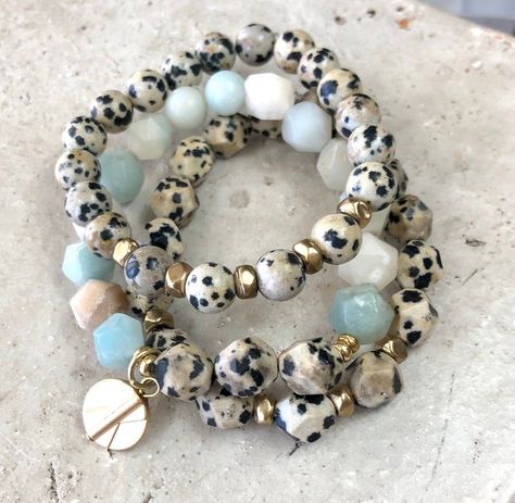 JEWLERY BRACELETS #BeadedBracelets Gemstone Jewelry Set, Reminder Bracelets, Letter Bracelets, Stackable Beaded Bracelets, Perfect Color Combinations, Glam Jewelry, Diy Armband, Bracelets Ideas, Fashion Walk