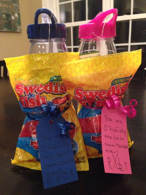 Swim teacher gift - Swedish Fish and a water bottle; "You are o"fish"ally the best swim coach ever!" Swim Teacher Gift Ideas, Swim Sister Gifts, Swim Instructor Gift Ideas, High School Swim Team Banquet Ideas, End Of Season Swim Team Gifts, Swim Coach Gift Ideas, Swim Teacher Gifts, Swim Team Party, Swim Teacher