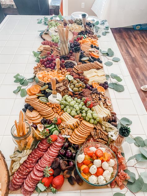 Cutery Board Ideas Party, Baby Shower Grazing Table, Graze Tables, Wedding Charcuterie, Graze Board, Bouquet Bar, Charcuterie Table, Christmas Tables, Charcuterie Board Ideas