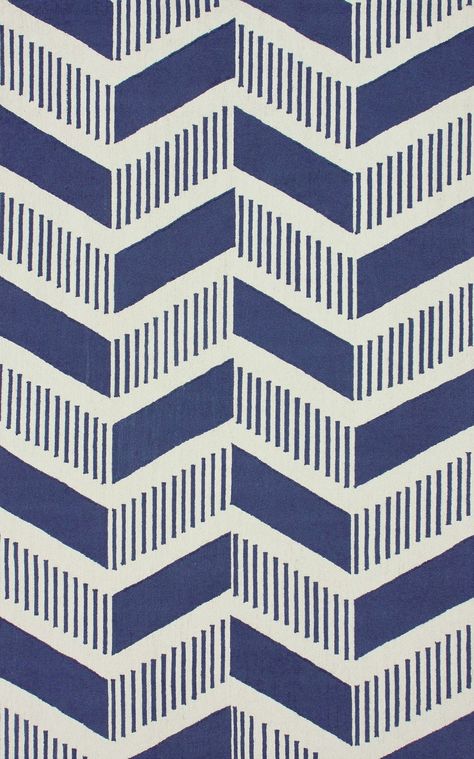 Patrón interesante. Arrow Pattern, Solid And Striped, Print Inspiration, Rug Blue, Pretty Patterns, Graphic Patterns, Textile Patterns, Geometric Designs, Rug Pattern