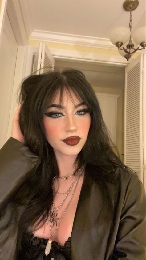 Maneater Aesthetic Makeup, Villain Era Makeup, Bad Girl Makeup Look, Grunge Glam Makeup, Dark Feminine Makeup Looks, 80s Fashion Ideas, Dark Glam Makeup, Revenge Makeup, Femme Fatale Makeup