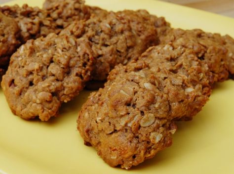 Oatmeal Cookies...I wonder what happens if you substitute date syrup for honey???? Recipes With Date Syrup, Date Syrup Recipes, Date Paste Recipes, Oat Cookie Recipe, Date Syrup, Syrup Recipes, Pumpkin Oats, Healthy Oatmeal Cookies, Delicious Deserts