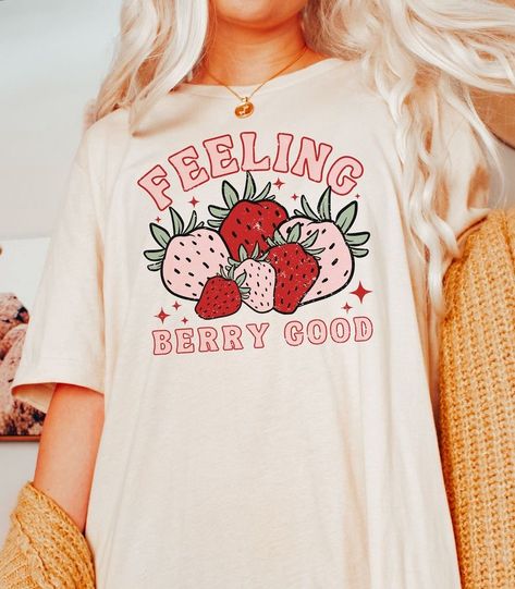 Cute Cricut Designs For Shirts, Cute Fruit Print, Strawberry T-shirt, Fruit Tshirt Design, Colorful Tshirt Design, Strawberry Shirt Outfit, Canva Tshirt Design, T-shirt Dress, Retro T Shirt Designs