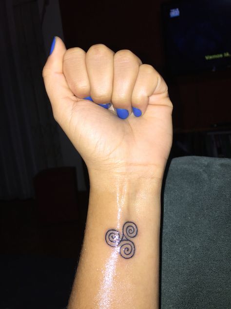 New tattoo  Triskel - Espiral da vida Triscalian Tattoo, Teen Wolf Tattoo Ideas, Teen Wolf Tattoo, Be Your Own Anchor, Triskelion Tattoo, Wolf Tattoo Meaning, Wolf Tattoo Ideas, Triple Spiral, Hand And Finger Tattoos