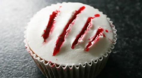 Blood Cupcakes, Snack Halloween, Menu Halloween, Halloween Torte, Pasteles Halloween, Halloween Food Cupcakes, Postres Halloween, Dessert Halloween, Food Cupcakes