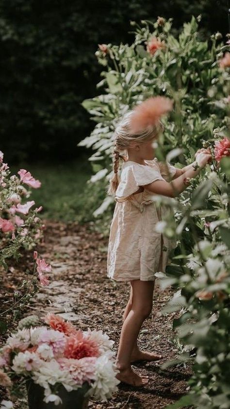 Flower Farm Family Photos, Wildflower Photo, Farm Photos, Farm Kids, Flower Photoshoot, Romantic Photoshoot, Picking Flowers, Farm Photo, Grasses Garden