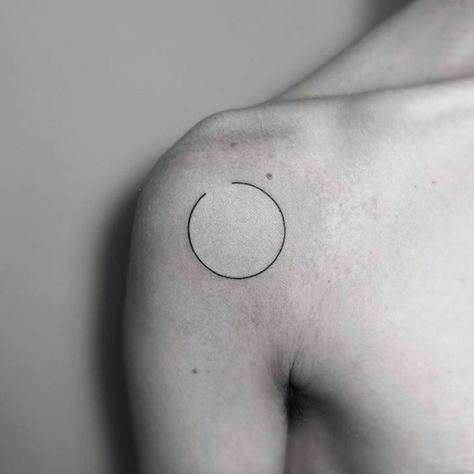 Break The Cycle Tattoo Ideas, Keep Going Symbol Tattoo, Minimal Shoulder Tattoo, Sphere Tattoo, Circle Of Life Tattoo, Minimalist Sun Tattoo, Circular Tattoo Designs, Enso Tattoo, Full Circle Tattoo