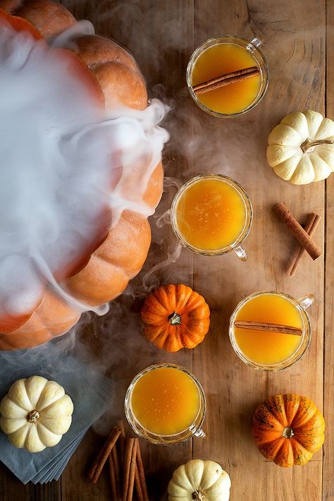 A steaming pot of pumpkin punch for a Halloween party Punch Halloween, Pumpkin Punch, Halloween Punch Recipes, Recetas Halloween, Halloween Punch, Halloween Cocktails, Halloween Drinks, Punch Recipes, Halloween Recipes