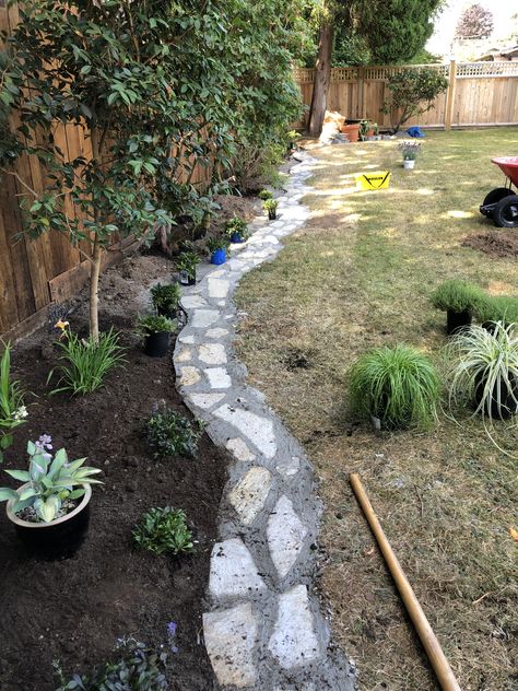 DIY stone border adds beautiful edge to garden. All you need is water, stone pieces, and quick set mortar. #mowstrip #gardenbed #gardenborder Stone Borders Edging, Water Stone, Landscaping Around Trees, Backyard Garden Design, Garden Borders, Cool House Designs, House Designs, Garden Paths, Patio Deck