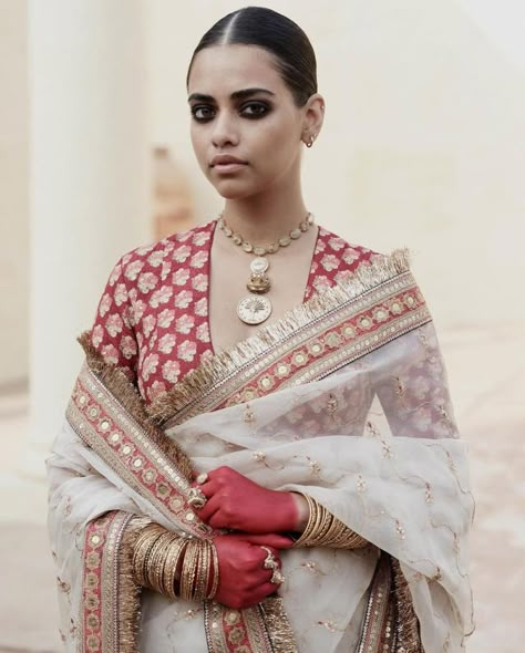 Sabyasachi Mukherjee Gets Trolled For Model's Sad Look In Latest Designs, Netizen Pens 'Dukhi Aatma' Sabyasachi White Saree, Sabyasachi Models, Sabyasachi Blouse Back, Sabyasachi Sarees Brides, Sabyasachi New Collection, Sabyasachi Sarees Classy, Sabyasachi Blouse Designs, Sabyasachi Outfits, Sabyasachi Blouse