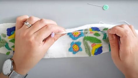 This is a guide to turning a plain headband into an embroidered fabric headband. Learn how to cover a headband with this simple step-by-step sewing tutorial. Diy Headband Tutorial, Headband Embroidery Pattern, Hand Embroidered Headband, Hand Embroidery Headband, Embroidery Headband Diy, Embroidered Headband Diy, Headband Ideas Diy, Fabric Headbands Diy, Hobbit Life