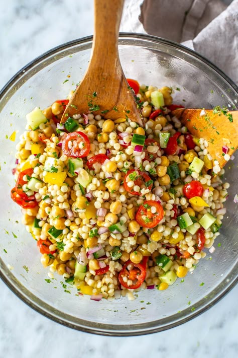 The Best Mediterranean Couscous Salad {Meal Prep} - The Girl on Bloor Couscous Salad Aesthetic, Salsa Chicken Crockpot, Mediterranean Couscous Salad, Mediterranean Couscous, Yummy Salads, Salad Meal Prep, Mediterranean Salad, Couscous Salad, Crispy Tofu