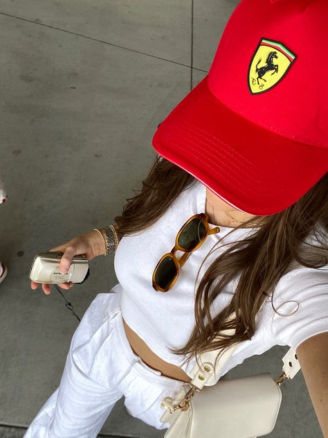 Lauren Asher, Bentuk Alis, Race Outfit, Mode Emo, Race Day Outfits, Scuderia Ferrari, Mode Ootd, Red Hat, Mode Inspo