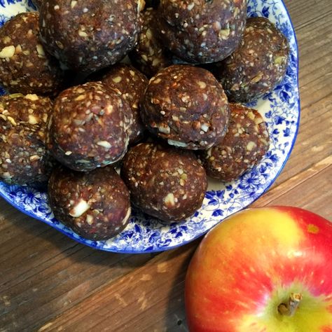 Tired of resorting to junk and unhealthy snacks every time you get hungry or need an energy boost? These Protein Balls are the answer. Delicioius & EASY! - healthy snack, recipe, vegan, deliciously ella, energy bites, protein balls - Walnut Kitchen Dates Energy Balls, Protein Balls With Dates, Energy Balls With Dates, Energy Bites Protein, Energy Balls No Bake, No Bake Protein Balls, No Bake Energy Balls, Healthy Snack Recipe, No Bake Energy