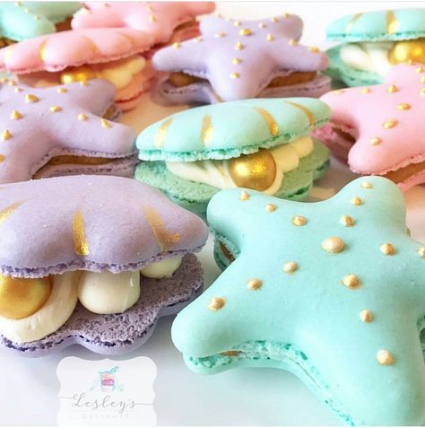 #Pastel #clam & #starfish #macaroons Under The Sea Dessert Ideas, Sea Macarons, Gold Macarons, Pastel Macarons, Kue Macaroon, Macaron Cookies, French Macaroons, Macaroon Recipes, Cute Baking