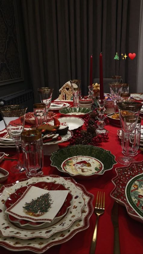 Christmas Aesthetic Green, Christmas Table Settings Red, Fancy Decorations, Christmas Table Setting Ideas, Table Setting Ideas, Christmas Table Setting, Christmas Dreaming, Christmas Vibe, Christmas Dinner Table