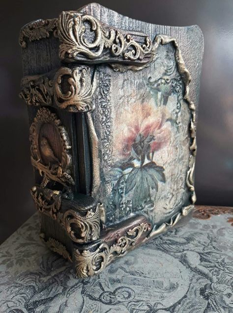 Decoupage Boxes, Mixed Media Boxes, Steampunk Book, Art Altéré, Mini Toile, Old Book Crafts, Book Boxes, Mixed Media Art Canvas, Cool Journals