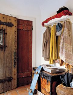 door Kathryn Ireland, Organized Entryway, Rustic Entry, Entry Stairs, Rustic Entryway, Entryway Organization, French Design, A Design, Easy Steps