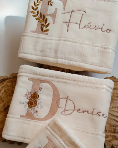 Elegância em cada detalhe 🌿✨ Personalize seus momentos especiais como esse kit de toalhas bordadas, feito com carinho para Flávio e Denise. Porque o luxo está nas pequenas coisas. Se precisar de ajustes ou tiver outra ideia em mente, é só me dizer! Toalhas personalizadas? Patch Aplique, Embroidery, Patchwork