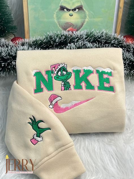 Grinch Clothing, Grinch Outfit, Christmas Nike, Nike Embroidered Sweatshirt, Grinch Sweatshirt, Cute Grinch, Lakers Wallpaper, Clothes Painting, Grinch Stuff