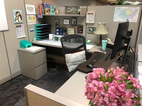 Work Desk Aesthetic Cubicle, L Shaped Desk Decor Office Ideas, Work Cubicle Aesthetic, Administrative Assistant Office Decor, Paralegal Desk, L Shaped Office Desk Ideas Layout, Cubical Office Space Ideas, Office Cubicle Ideas, Cubicle Decor Office Professional