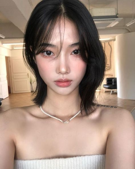 Short Hair Asian Women Round Face, Korean Lady Like Makeup, K Beauty Standards, Korean Standard Of Beauty, Makeup Looks For Round Faces, Makeup For Oval Face Shape, Short Hair On Round Face, Round Face Makeup Looks, East Asian Makeup