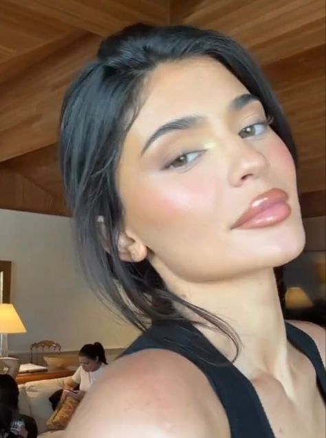 Kylie Jenner Brows, Kylie Jenner Makeup 2024, Boogie Concert, Kylie Jenner Eyebrows, Eyebrows Goals, Kylie Jenner Hair, Brunette Makeup, Event Makeup, Basic Makeup