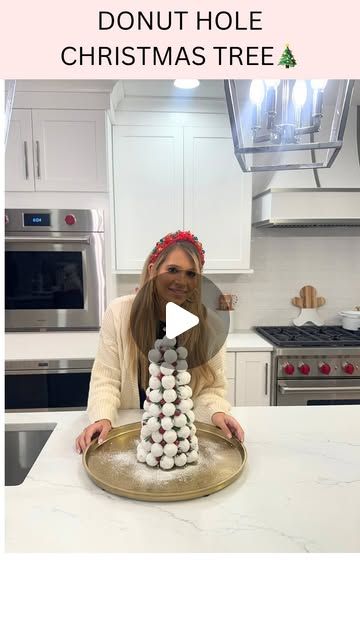 Mercedes Gonzalez Mayo on Instagram: "Donut hole Christmas tree🎄🍩❤️ literally such an easy diy dessert for any Christmas party you may host or this would even be great to bring to a party! Looks so fancy but is so easy to make!   All you need:  Foam cone Powdered donut holes Toothpicks  Rosemary Powdered sugar  Cranberries" Donut Hole Tower, Powdered Donut Holes, Sugar Cranberries, Mercedes Gonzalez, Donut Christmas Tree, Buffet Set Up, Diy Dessert, Christmas Donuts, Powdered Donuts